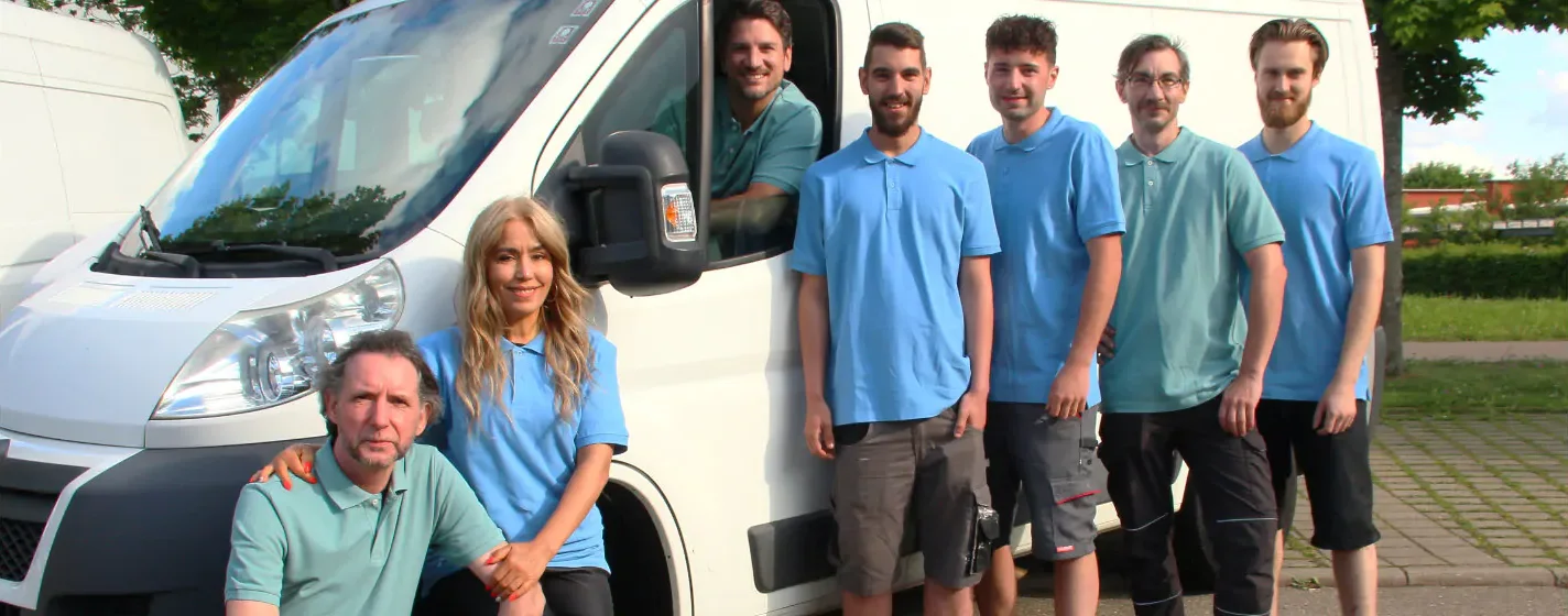 Das Team von Felix Haushaltsauflösungen vor seinem Transporter