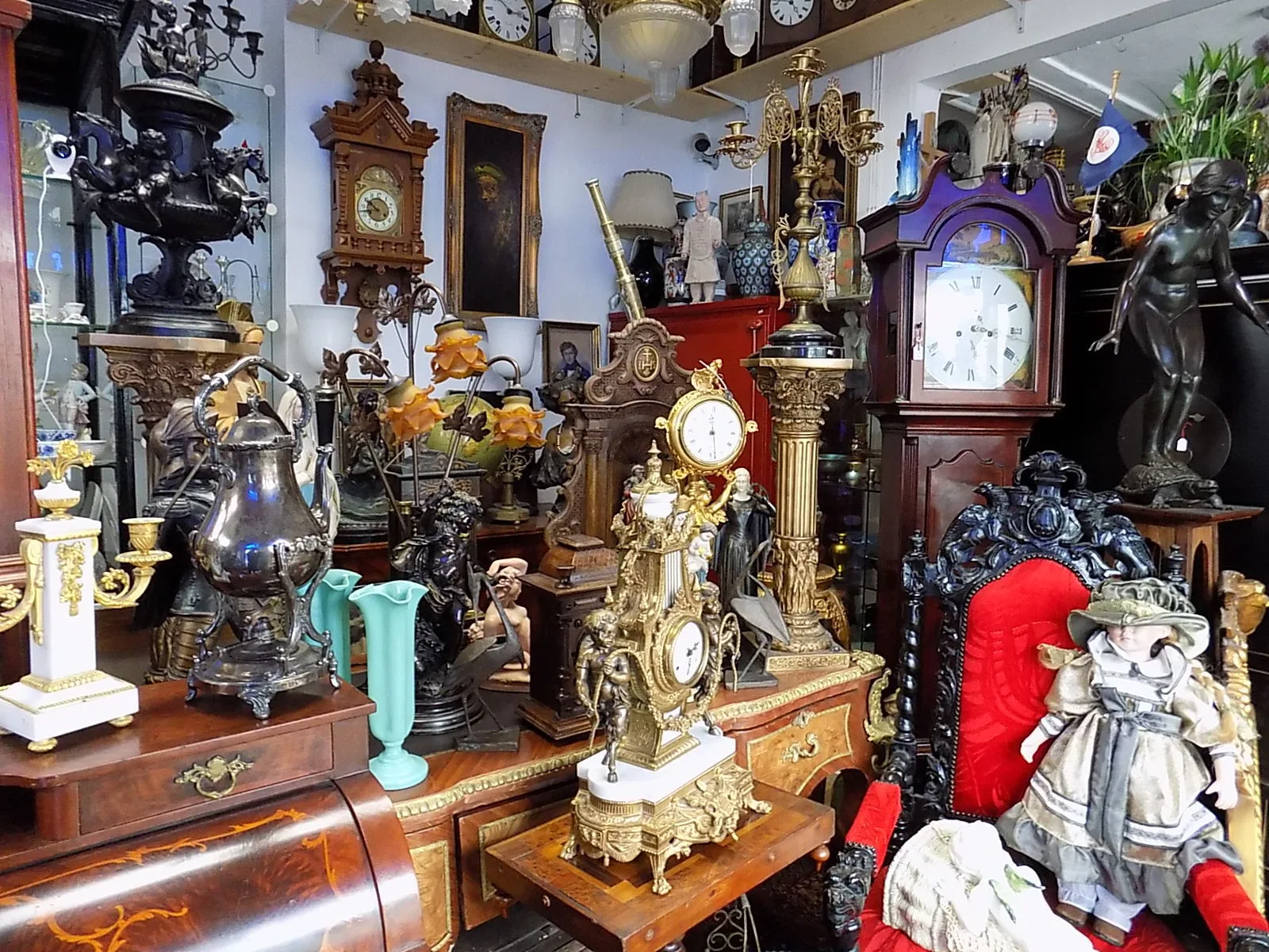 Der Laden in Mutlangen, gefüllt mit Uhren, Leuchtern und Figuren