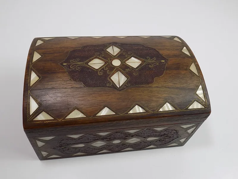 Jugendstil Holzschatulle Einlegearbeiten Perlmut Edelholz Metallfäden Verzierung