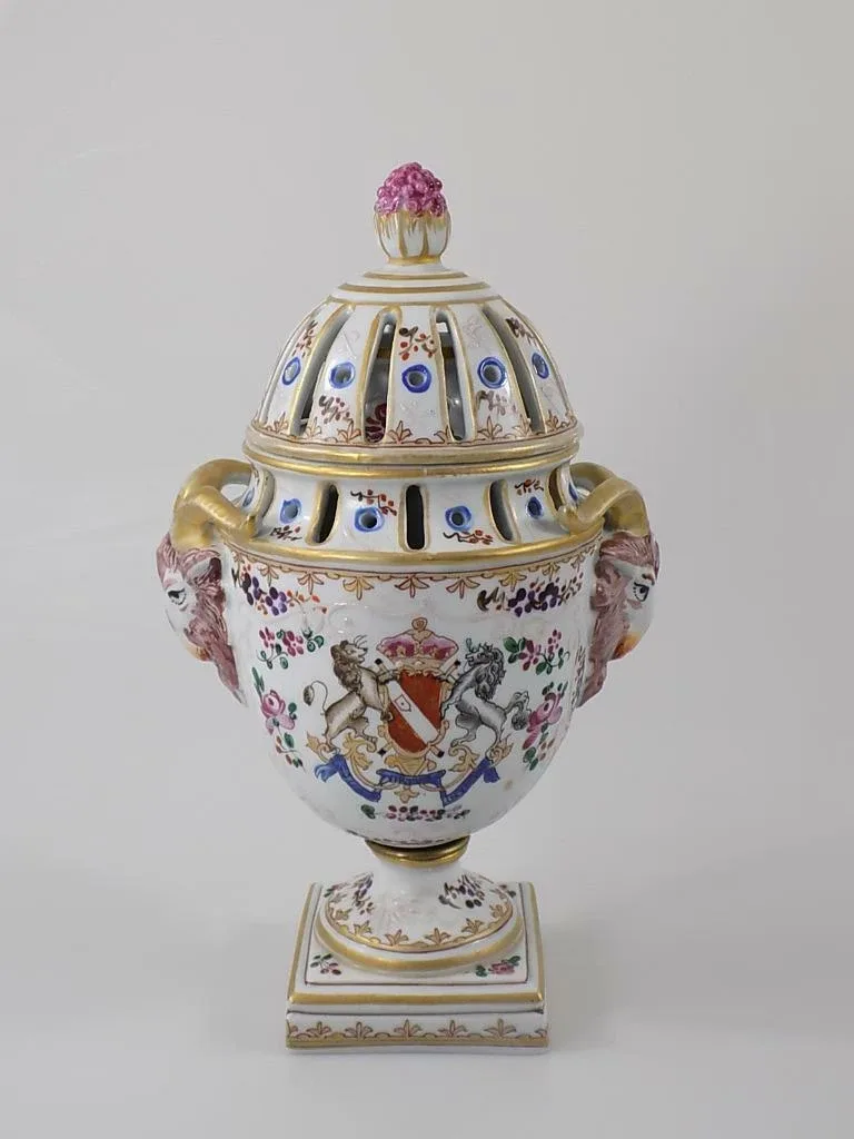 Rare Historismus Prunkgefäß Stammwappen Widderköpfe Adelsfamilie Howard 20.Jhd