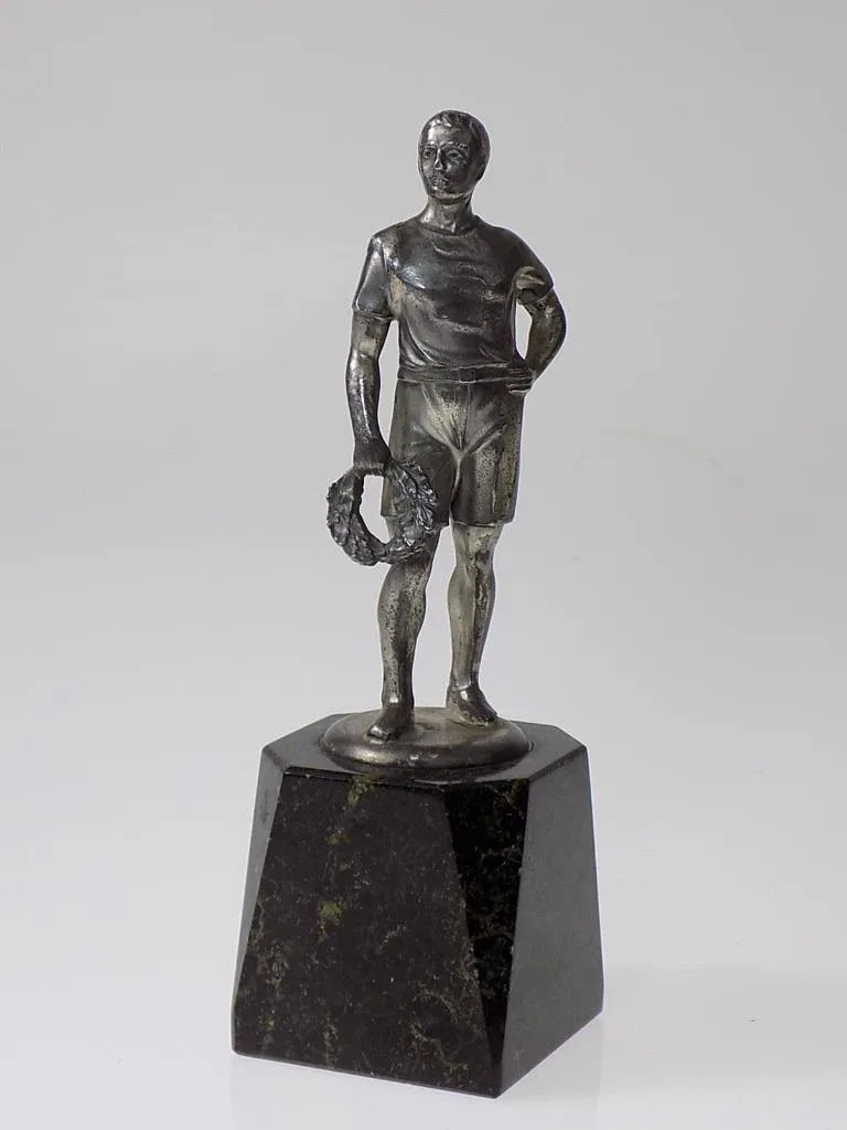 Kleine Jugendstil Figur Kranz auf Marmorsockel WMF versilbert 20.Jhd
