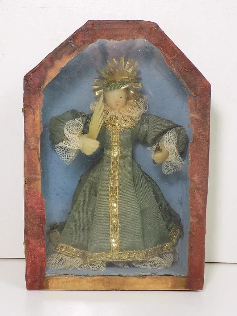 Klosterarbeit Heiligenschrein Heiligenfigur Wachspuppe Stoffkleid um 1900