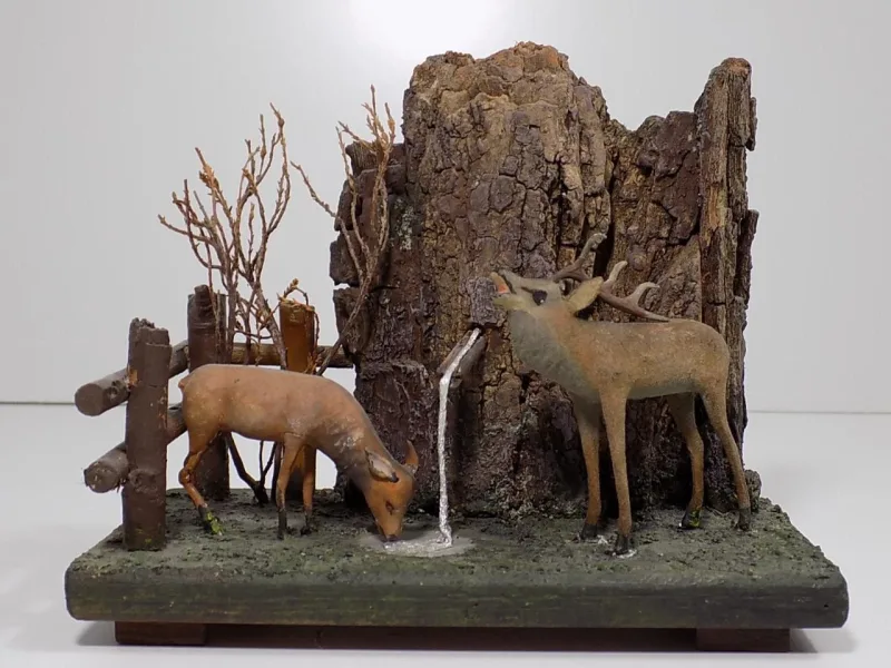 Rarität Diorama Erzgebirge Rotwild an Tränke Tuchstaub Masse Holz Waldzene Antik