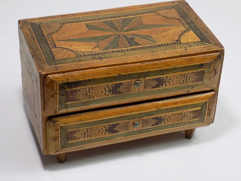 Jugendstil kleine Modellkommode Einlegearbeiten Edelholz Verzierung Miniatur