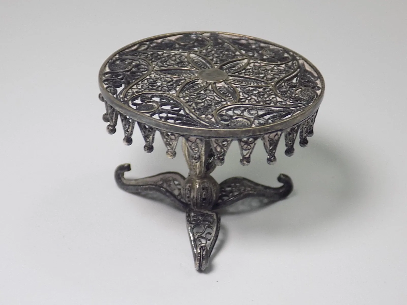 Vintage Jugendstil Miniaturmöbel runder Tisch Puppenstube Silber Floral Filigran
