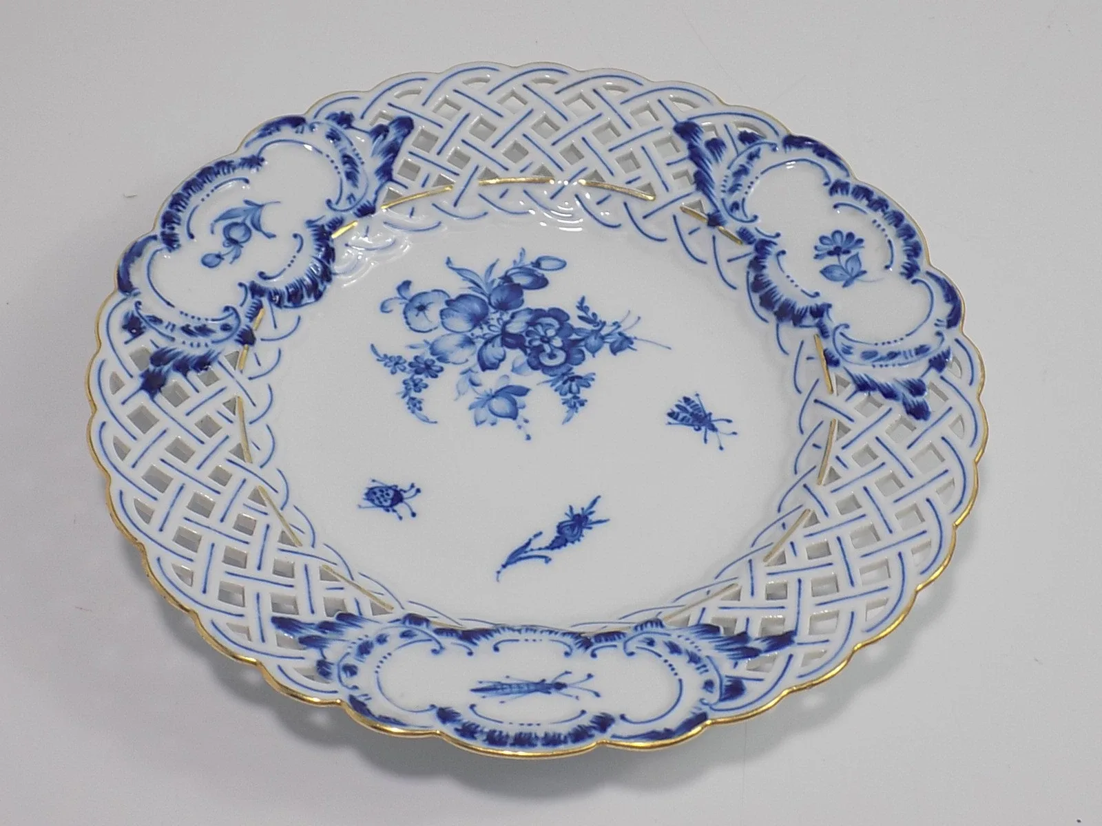 Vintage antiker Meissen Durchbruchteller Insekten Blumen Blau Goldrand 20.JHD