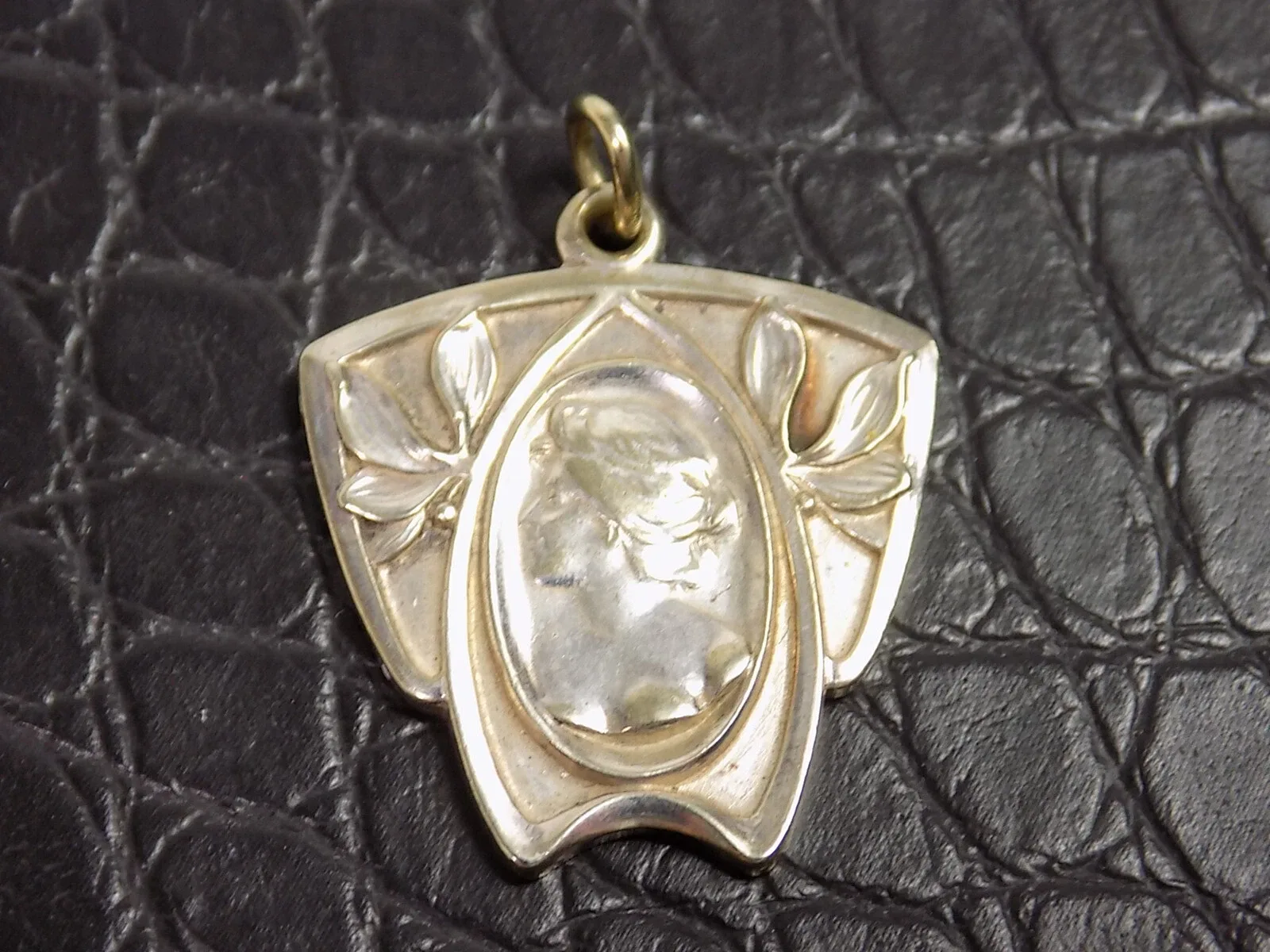 Jugendstil kleiner Charm Anhänger Versilbert Dame Floral Unisex 20.JHD
