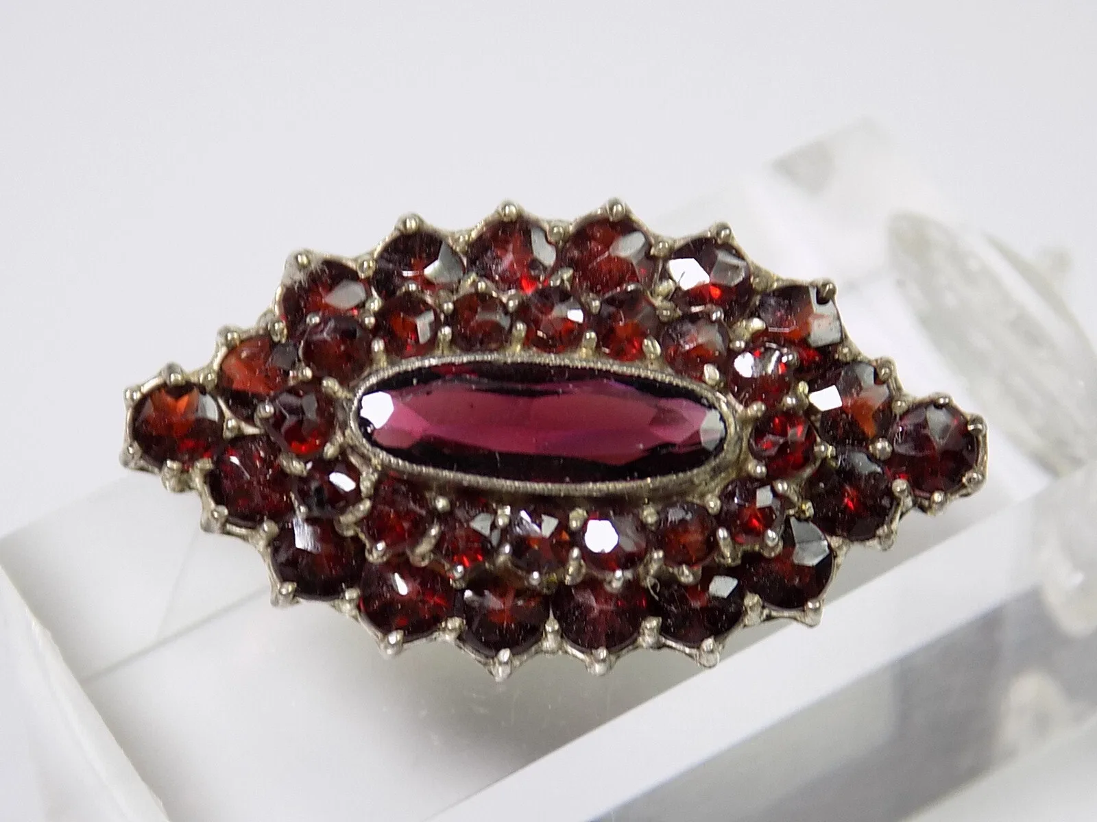 Vintage Charm Brosche Granat Silber 835er Floral Antikschmuck Unisex um 1950