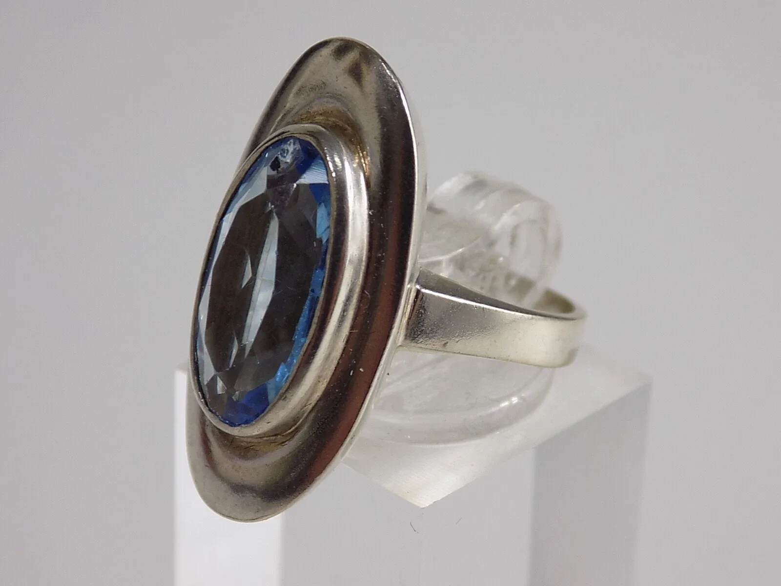 Eleganter 835er Silber Damening Oval Blauer Stein massiv Designschmuck