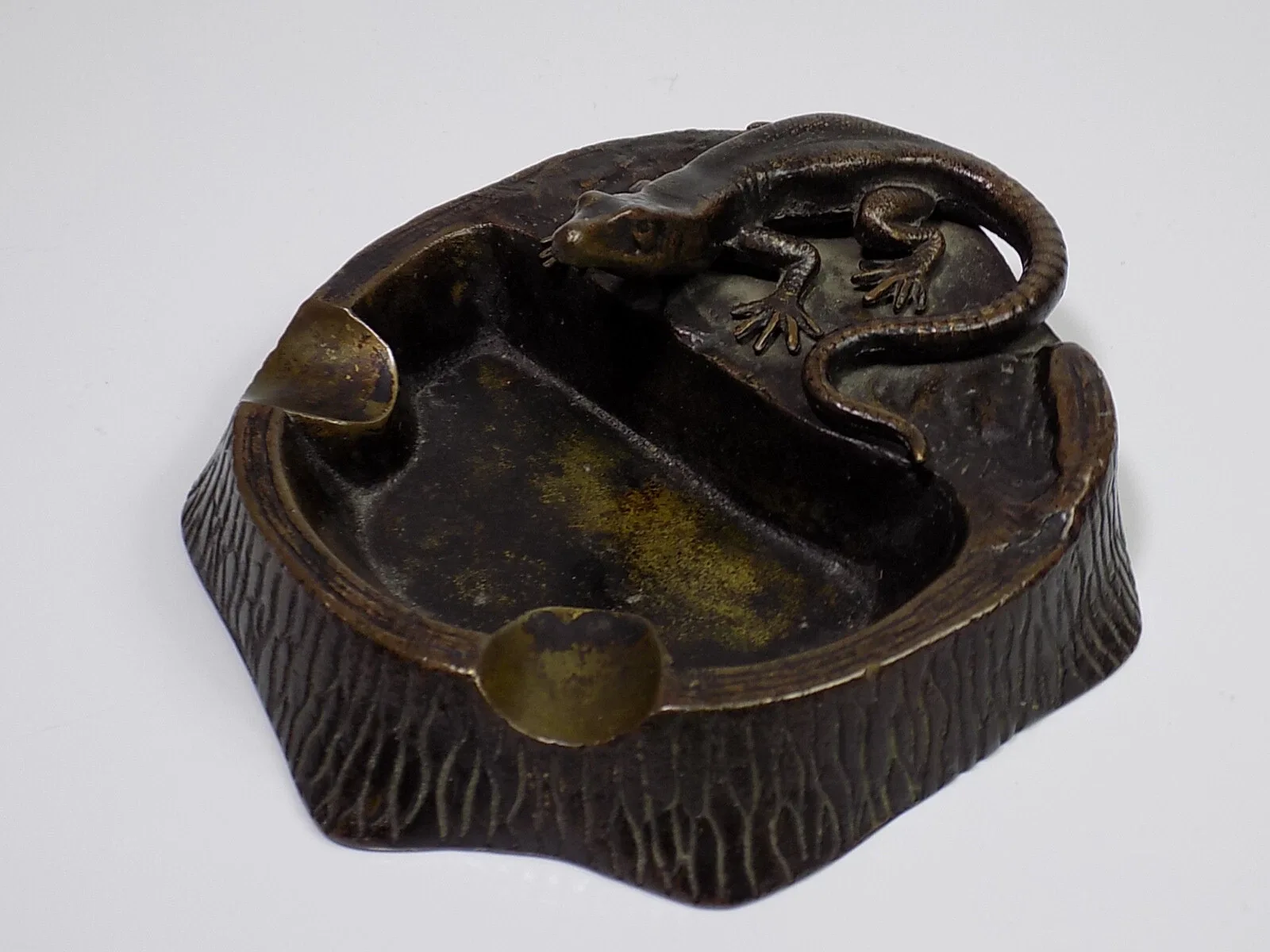 Vintage Art Deco Aschenbecher mit Echse Naturalistischen Sockel Wiener Bronze