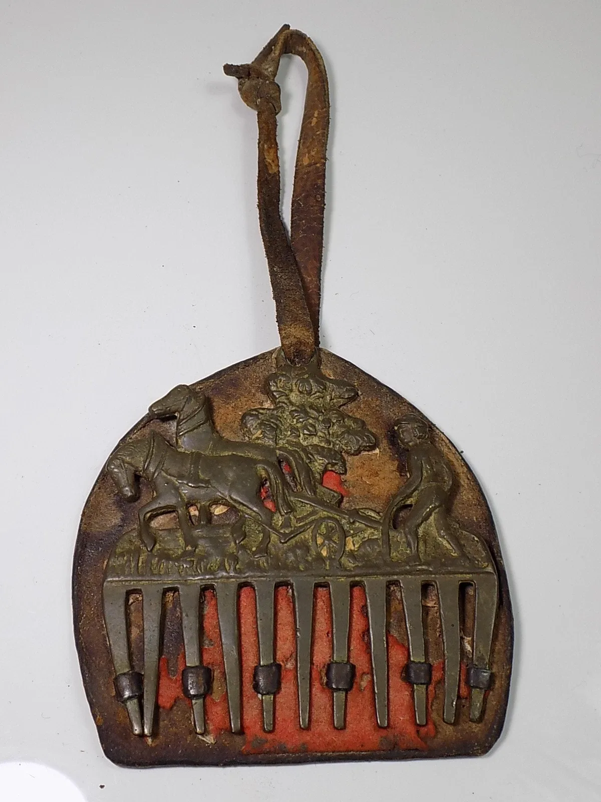 Antiker Pferdekamm Lederzierteil Bauermotiv Mähnenkamm Bronze Reitstall 19.JHD