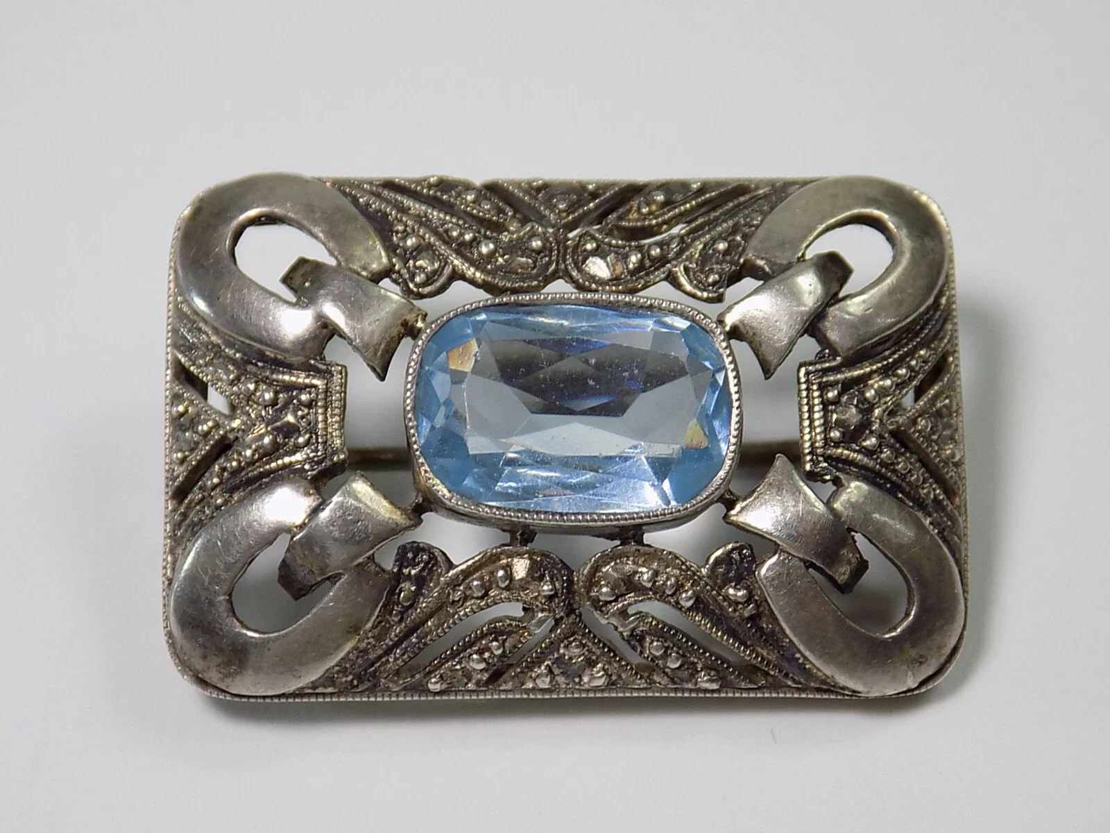 Vintage Jugendstil Charm Brosche Spinell Aquamarinfarbend Silber Floral verziert