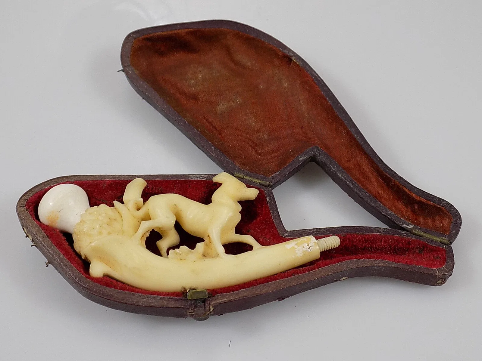 ALTE JUGENDSTIL MEERSCHAUMPFEIFE JAGDHUND JAGDMOTIV PIPE TABACK 20.JHD