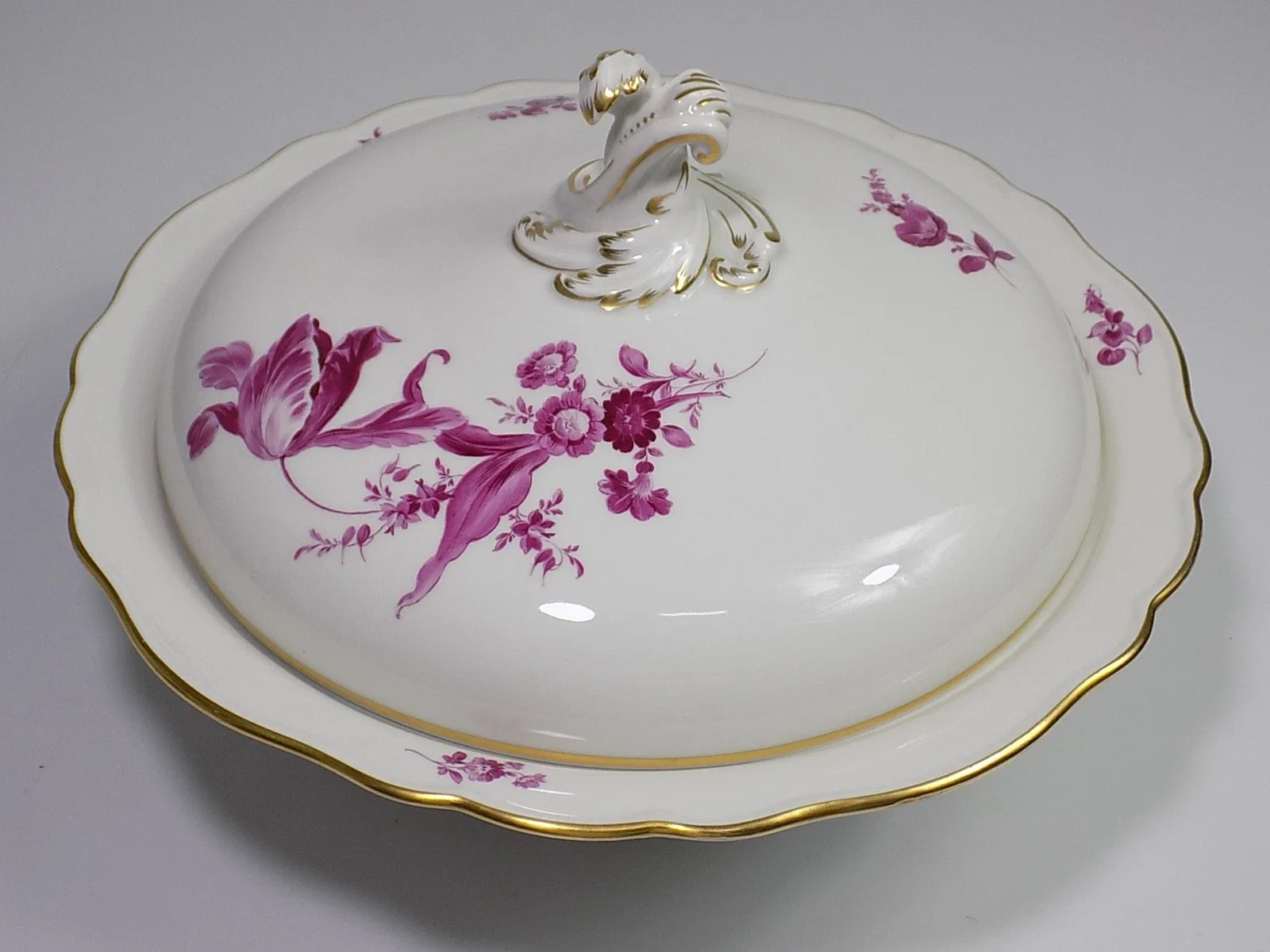 Meissen Porzellan Suppenterrine mit Deckel Paul Börner Blume Purpur mit Goldrand