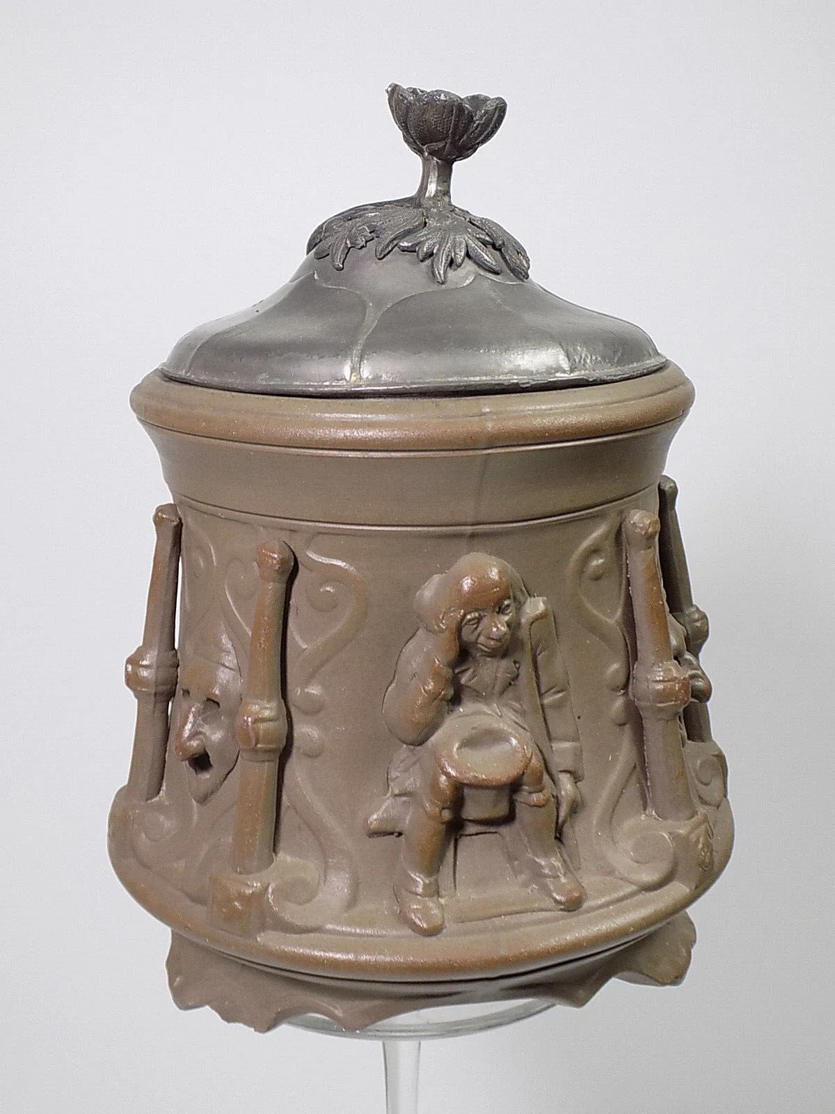 Art Deco Fayence Figürliche Dose mit Floralen Deckel Sarreguemines France 20.JHD