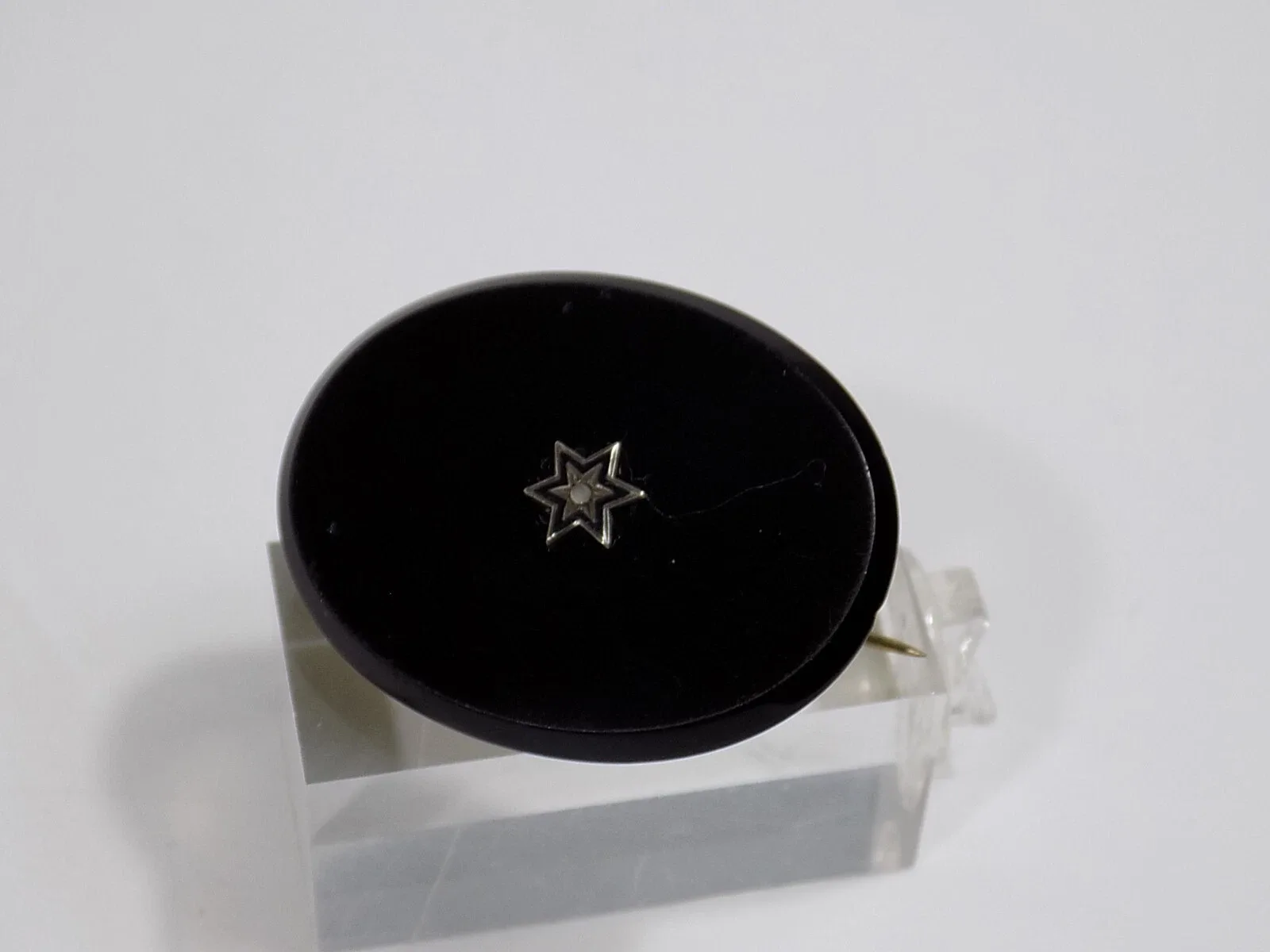 Art Nouveau Brosche Schwarzer Onyxstein mittig Stern Metall Messing Onyx